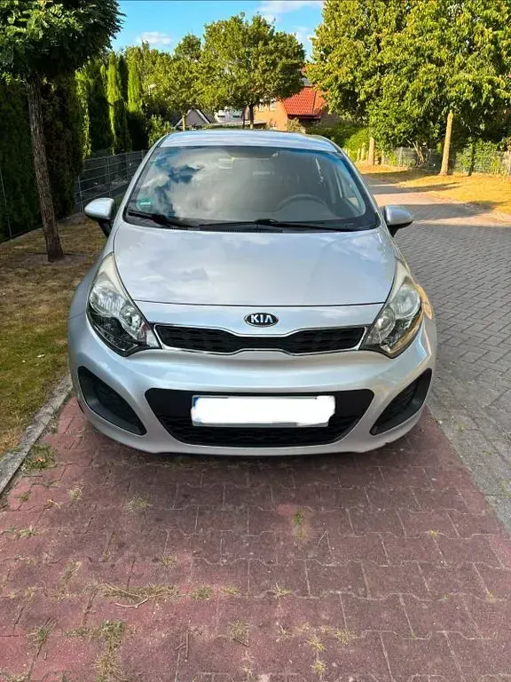 Gebraucht Kia Rio Edition 7 86 PS (63 kW) 2013 Silber Limousine