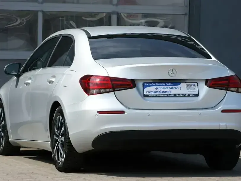 Gebraucht Mercedes A180 Style 116 PS (85 kW) 2020 Iridiumsilber metallic Limousine