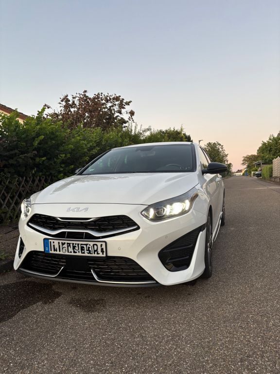 Weiß Gebraucht 2023 Kia Ceed GT-Line Limousine | 27.299 € (Teuer) - Bild 1/4