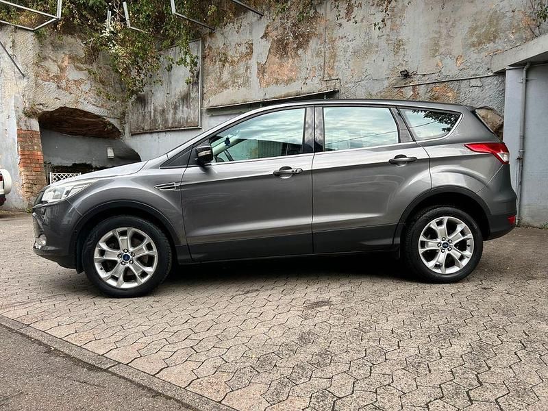 Grau Gebraucht 2013 Ford Kuga Titanium SUV | 8.900 € (Fairer Preis) - Bild 1/4