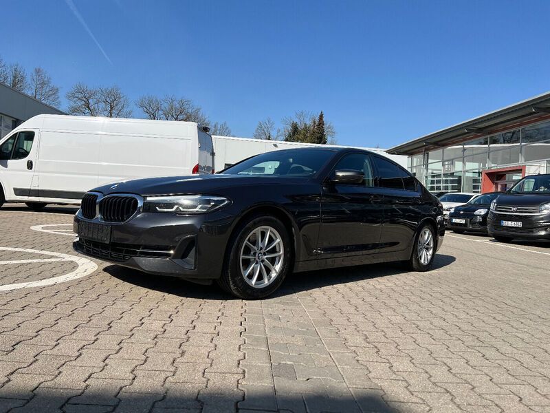 Sophistograu brillanteffekt metallic Gebraucht 2022 BMW 520 Sport Line Limousine | 33.990 € (Fairer Preis) - Bild 1/4