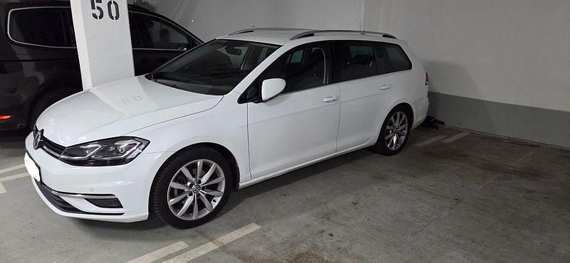 Weiß Gebraucht 2018 VW Golf VII Highline Kombi | 16.400 € (Fairer Preis) - Bild 1/4