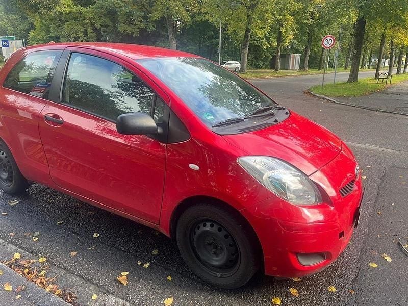 Rot Gebraucht 2009 Toyota Yaris Luna Kleinwagen | 1.699 € (Guter Preis) - Bild 1/4
