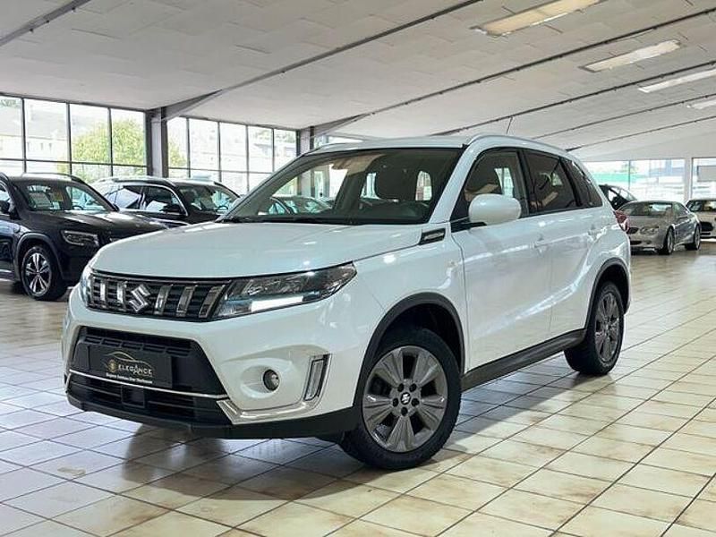 Weiß Gebraucht 2021 Suzuki Vitara Club SUV | 16.990 € (Fairer Preis) - Bild 1/4