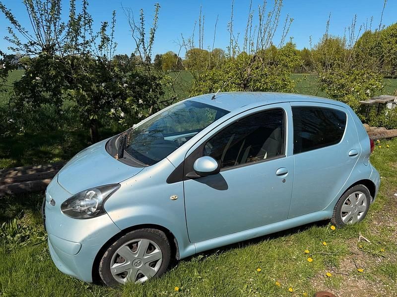 Gebraucht Toyota Aygo 67 PS (49 kW) 2005 Blau Kleinwagen