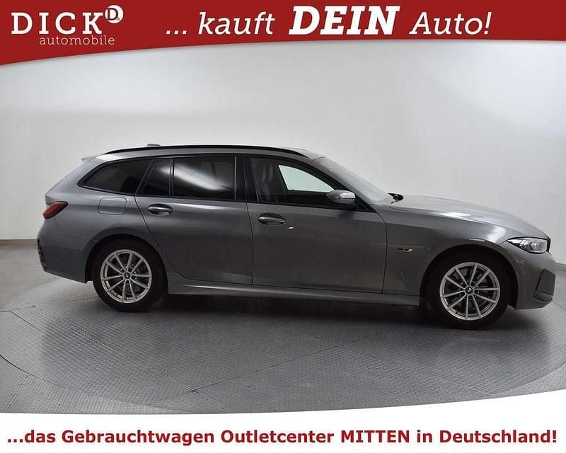 Skyscraper grau met. Gebraucht 2022 BMW 330e M Sport Kombi | 28.750 € (Superpreis) - Bild 1/4