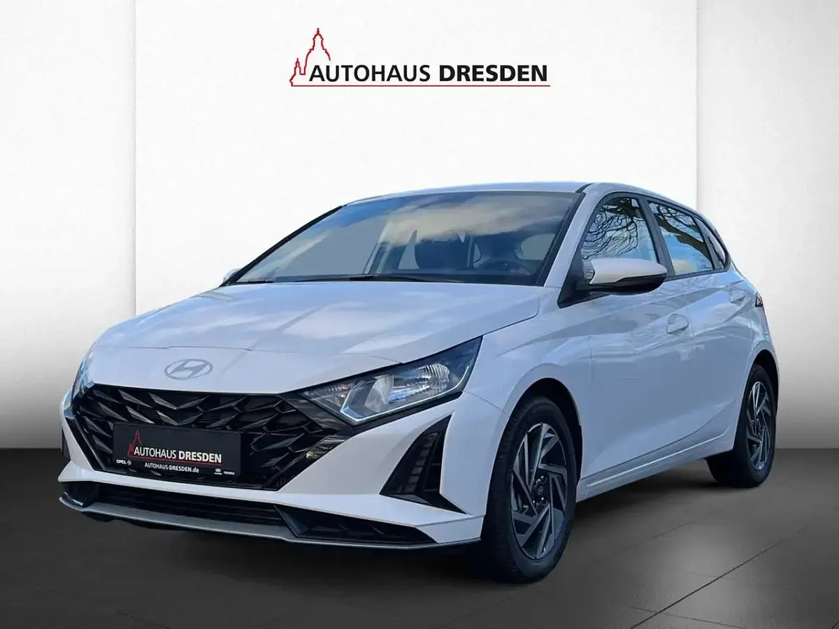 Gebraucht Hyundai i20 Trend 101 PS (74 kW) 2025 Atlas white / sol Limousine