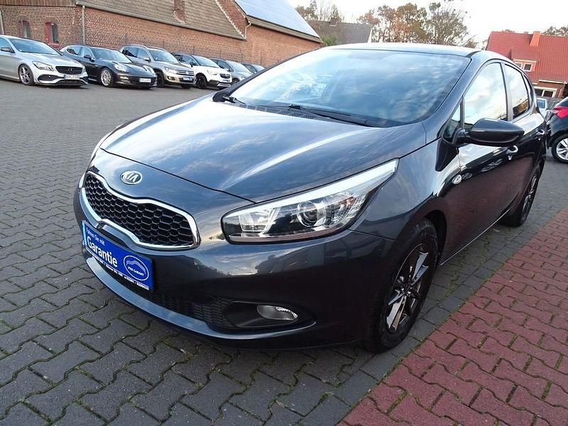 Grau Gebraucht 2014 Kia Ceed Kleinwagen | 8.700 € (Fairer Preis) - Bild 1/4