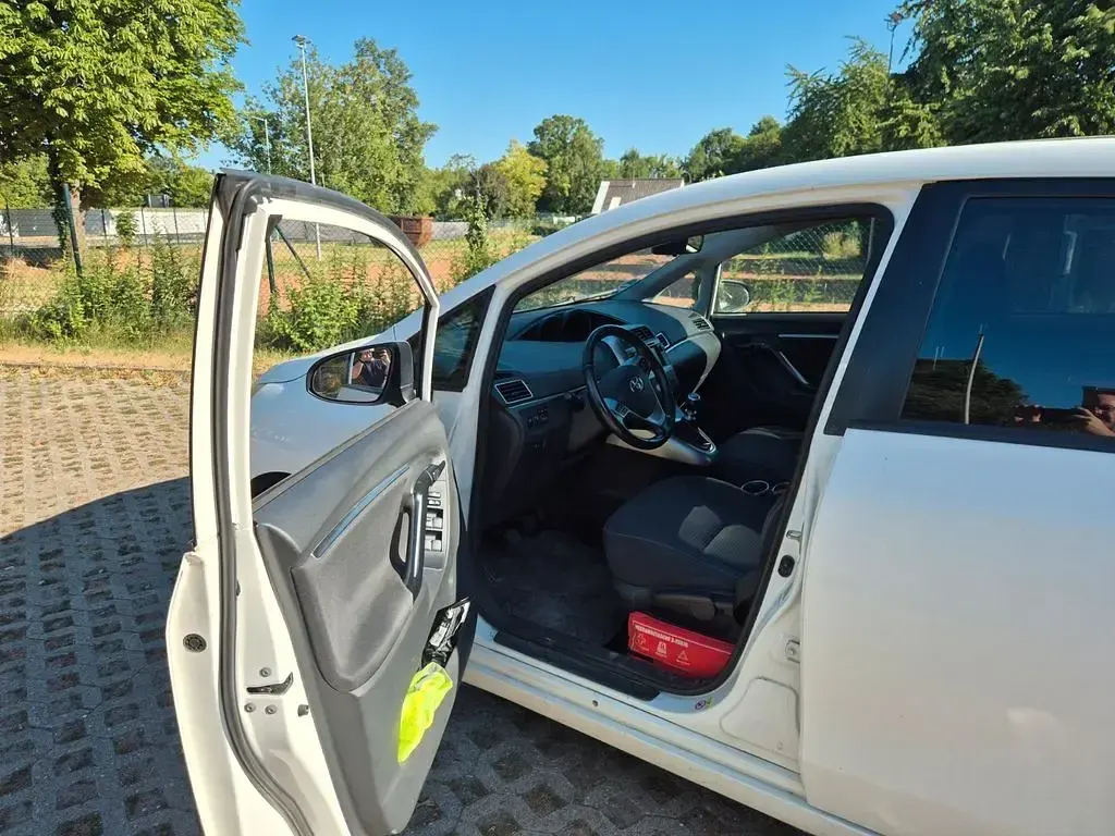 Gebraucht Toyota Verso Skyview Edition 147 PS (108 kW) 2015 Weiß Van / Kleinbus