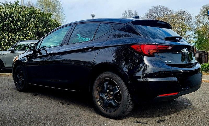 Usado Opel Astra Dynamic 105 HP (77 kW) 2017 Preto Sedan