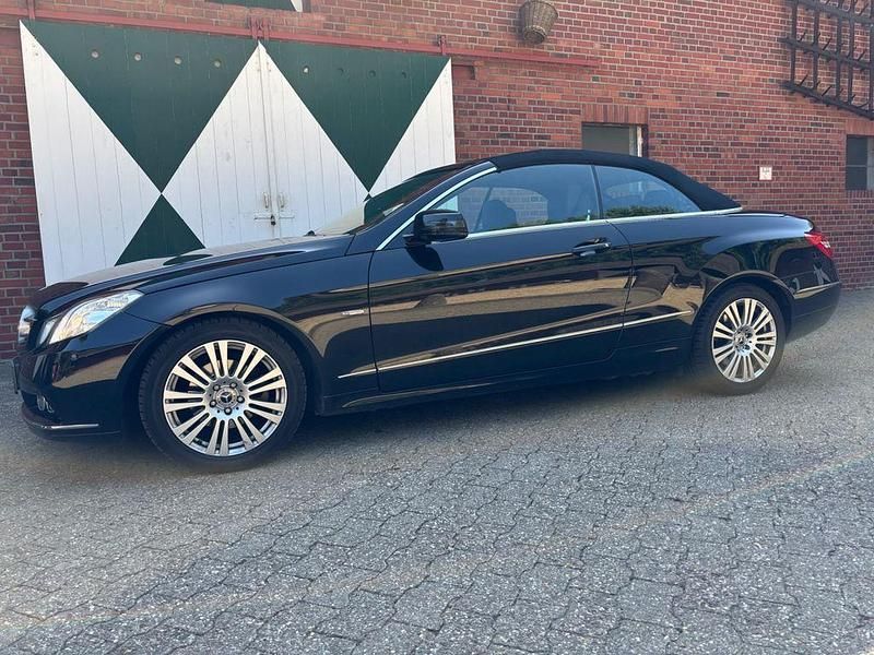 Schwarz Gebraucht 2011 Mercedes E200 Elegance Cabrio | 15.800 € (Fairer Preis) - Bild 1/4