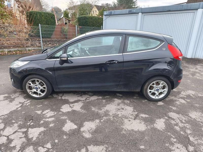 Gebraucht Ford Fiesta Titanium 95 PS (69 kW) 2011 Pantherschwarz metallic Kleinwagen