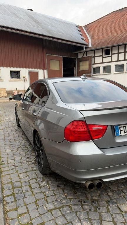 Gebraucht BMW 320 170 PS (125 kW) 2009 Grau Limousine