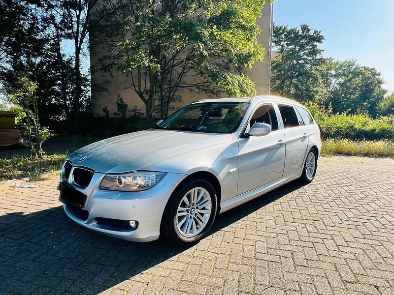 Grau Gebraucht 2010 BMW 318 Kombi | 8.000 € (Etwas zu teuer) - Bild 1/4