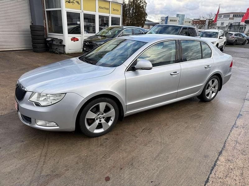 Gebraucht Skoda Superb Ambition 140 PS (102 kW) 2012 Brilliantsilber metallic Limousine