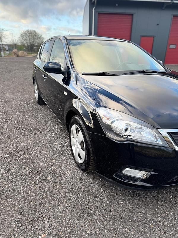 Usado Kia Ceed Vision 90 CV (66 kW) 2011 Negro Utilitario