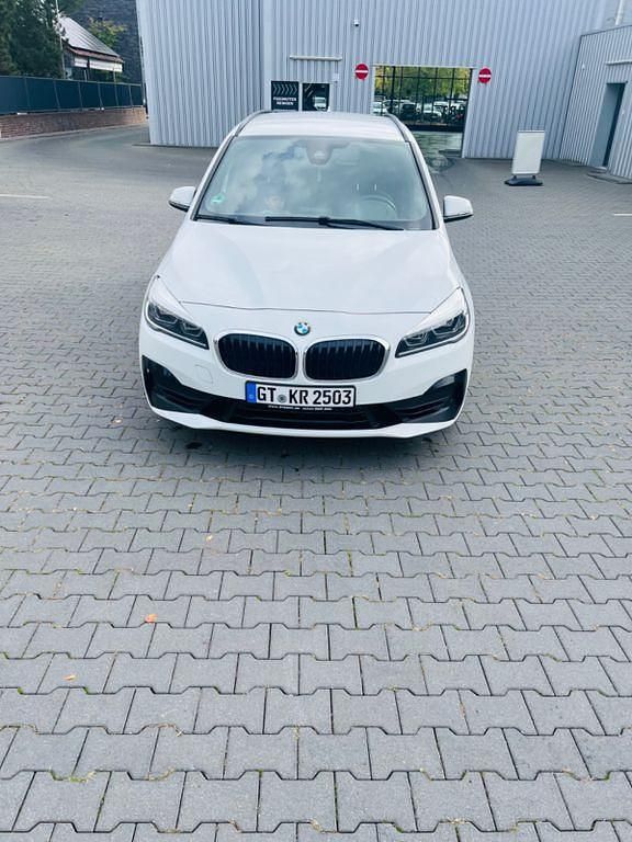 Weiß Gebraucht 2021 BMW 220 Gran Tourer Van / Kleinbus | 25.600 € (Fairer Preis) - Bild 1/4