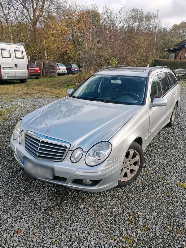Silber Gebraucht 2007 Mercedes 220 Kombi | 2.100 € - Bild 1/4