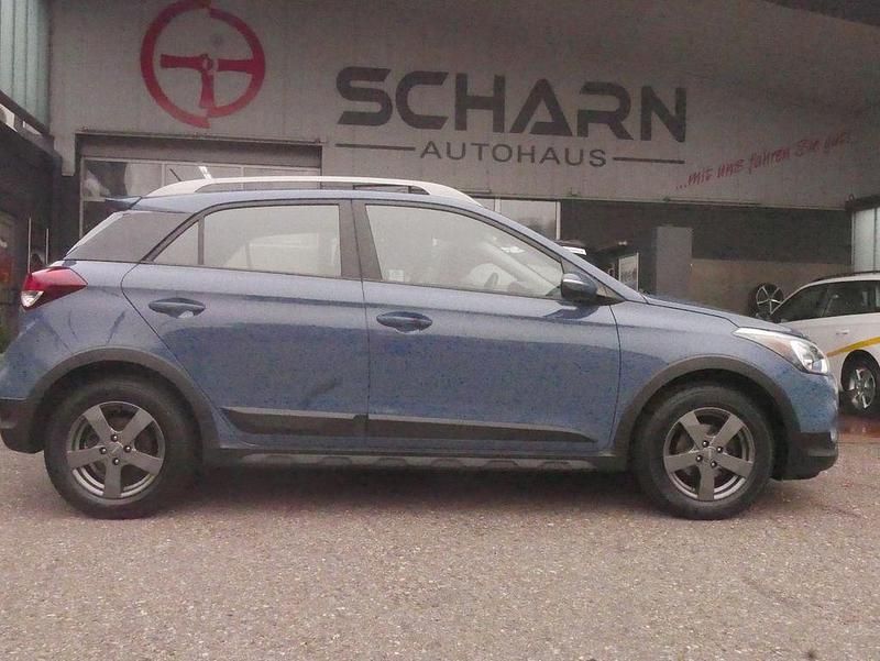 Blau Gebraucht 2017 Hyundai i20 Active Limousine | 9.400 € (Etwas zu teuer) - Bild 1/4