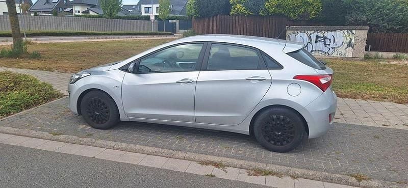 Silber Gebraucht 2014 Hyundai i30 Edition Limousine | 7.000 € (Guter Preis) - Bild 1/2