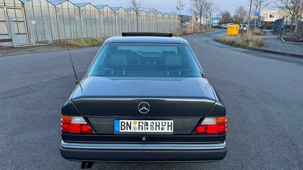 Gebraucht Mercedes 300 Sportline 147 PS (108 kW) 1990 Schwarz Limousine
