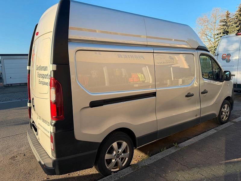 Second-hand Opel Vivaro 2017 Argintiu Monovolum