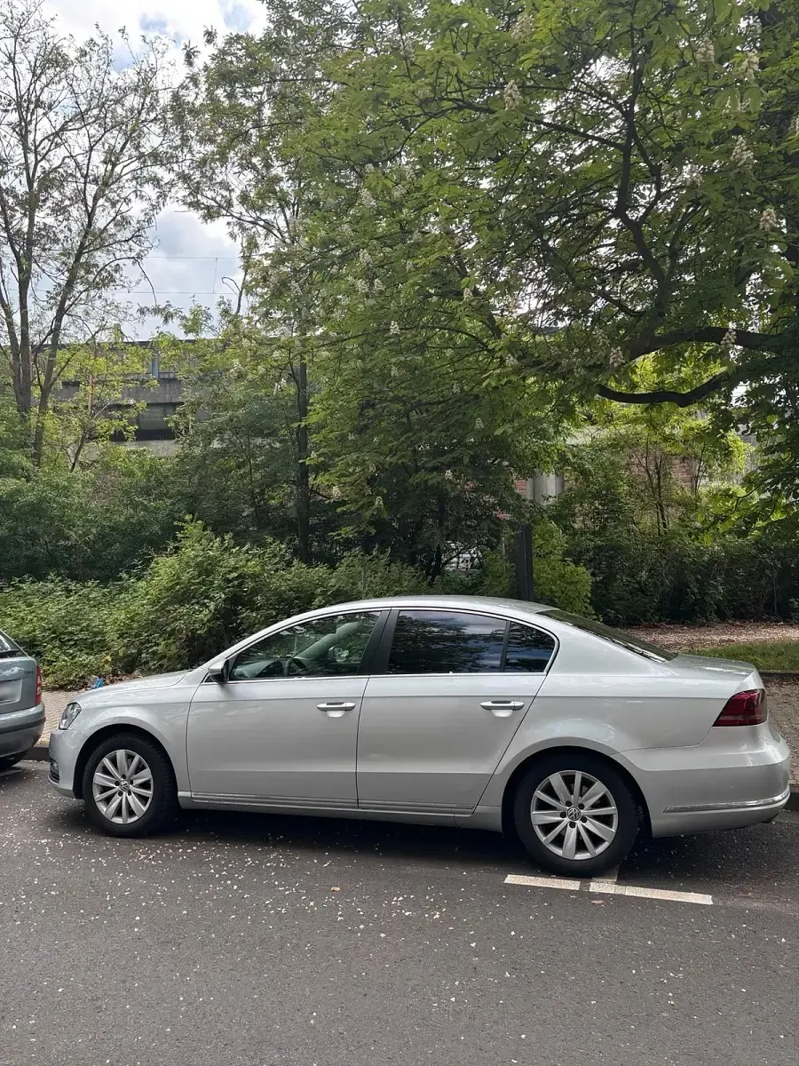 Gebraucht VW Passat 105 PS (77 kW) 2012 Silber Limousine