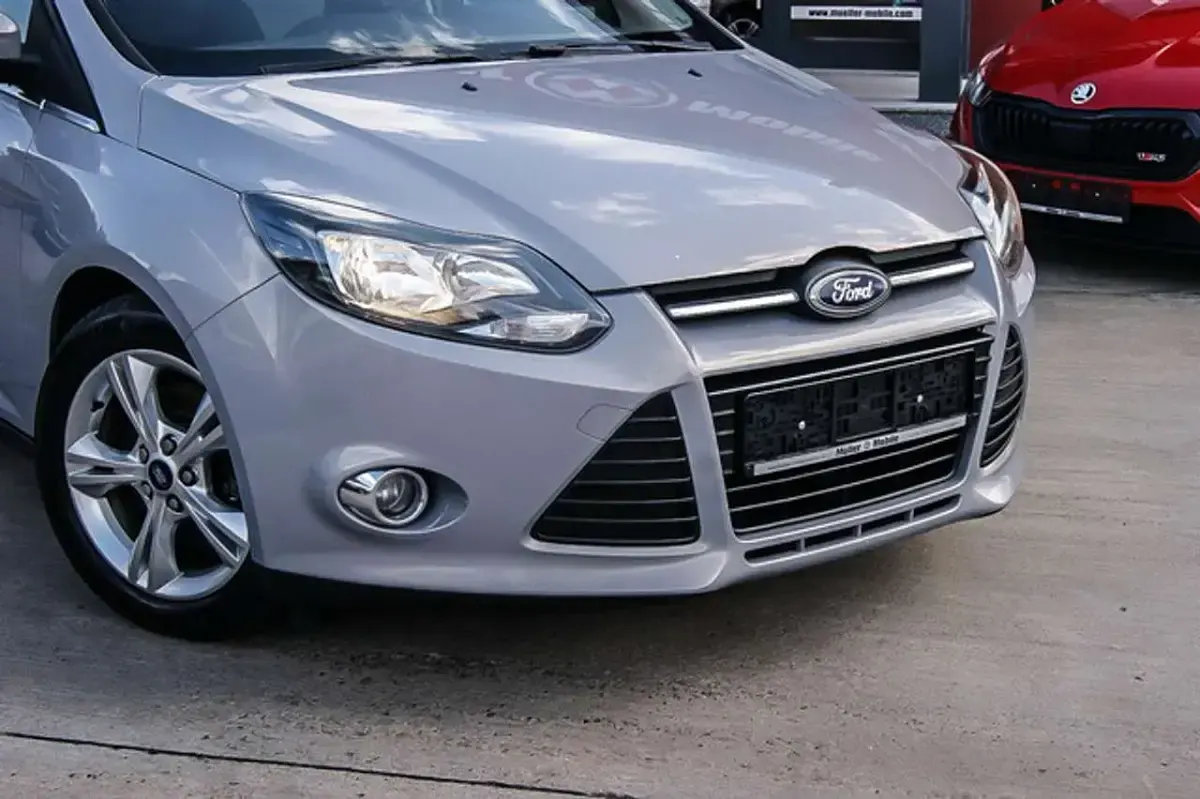 Gebraucht Ford Focus Champions Edition 140 PS (102 kW) 2012 Mica stonesilber/grau Limousine