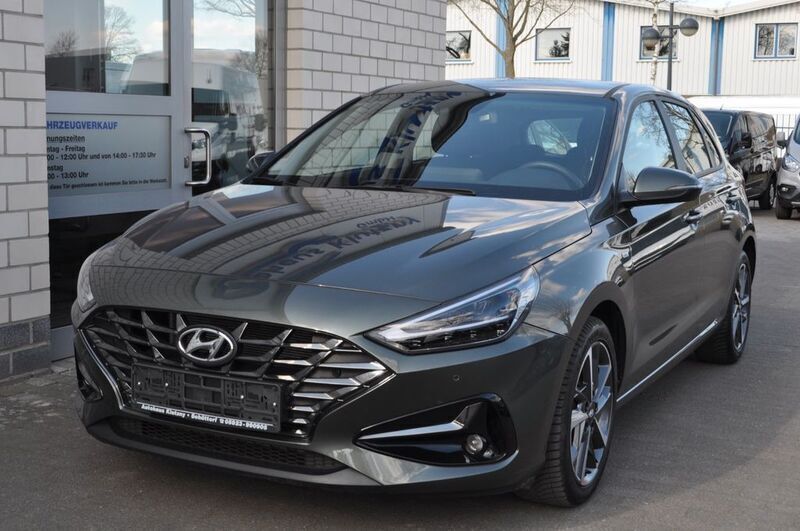Grau Gebraucht 2024 Hyundai i30 Trend Limousine | 19.480 € (Guter Preis) - Bild 1/4