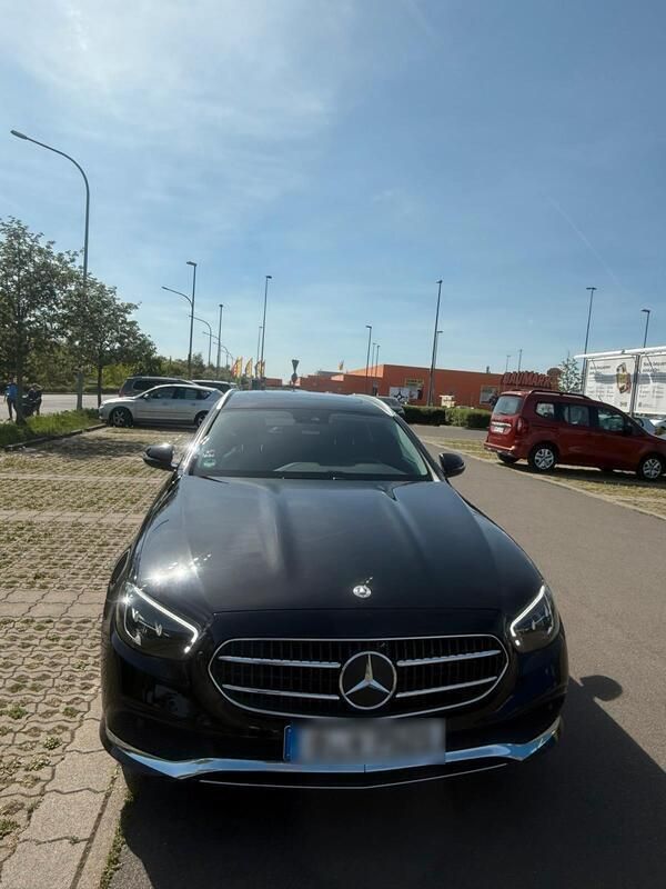 Schwarz Gebraucht 2022 Mercedes 220 Kombi | 33.900 € (Teuer) - Bild 1/4