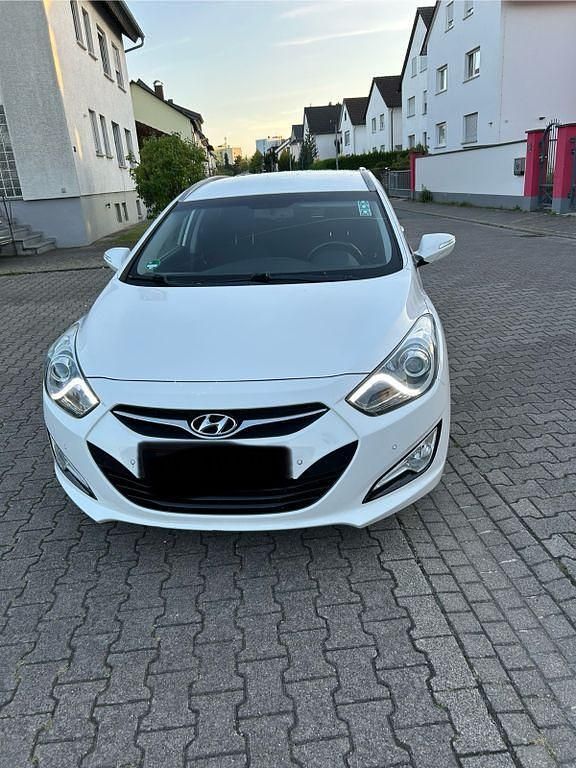 Weiß Gebraucht 2012 Hyundai i40 Kombi | 6.700 € (Fairer Preis) - Bild 1/4