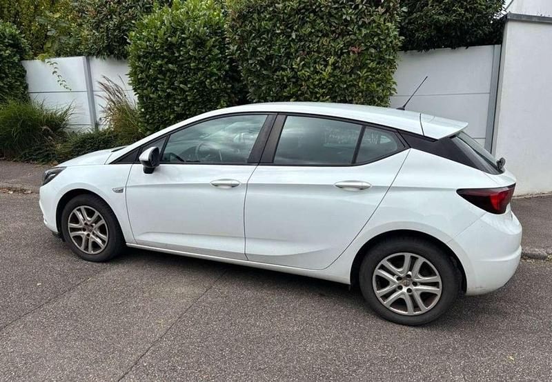 Gebraucht Opel Astra Innovation 105 PS (77 kW) 2015 Weiß Limousine