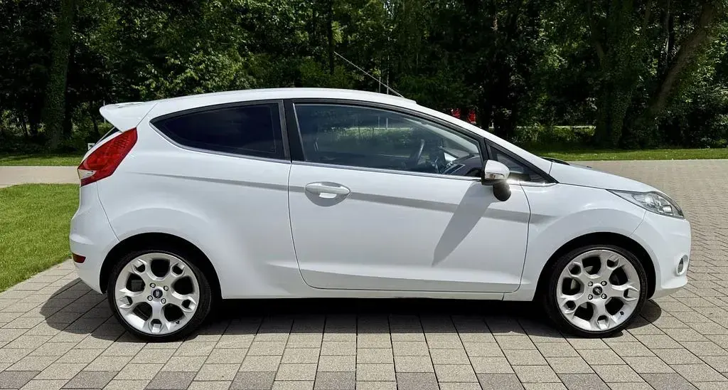 Gebraucht Ford Fiesta Titanium 82 PS (60 kW) 2009 Weiß Limousine