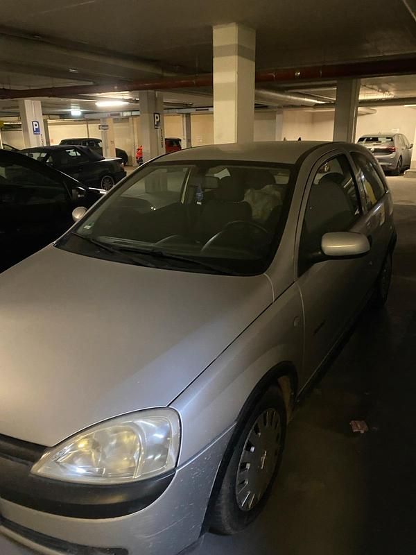 Używany Opel Corsa 75 KM (55 kW) 2002 Srebrny Hatchback