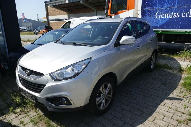 Silber Gebraucht 2012 Hyundai Tucson SUV | 7.990 € - Bild 1/4