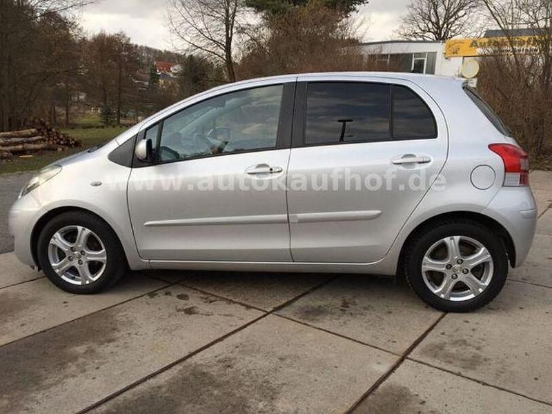 Gebraucht Toyota Yaris Edition 99 PS (72 kW) 2011 Silber Kleinwagen