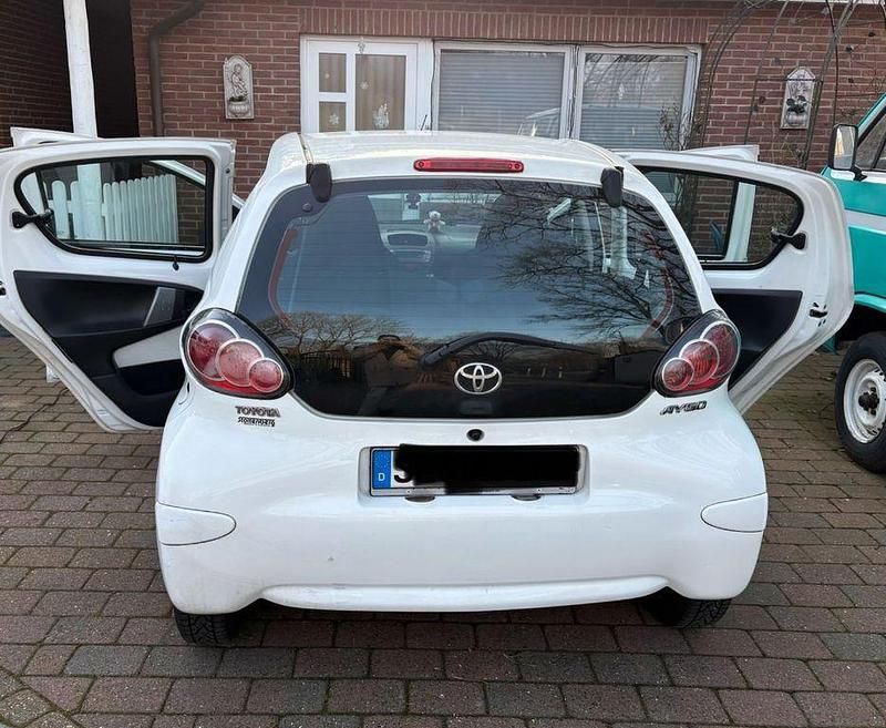 Gebraucht Toyota Aygo 68 PS (50 kW) 2012 Weiß Kleinwagen