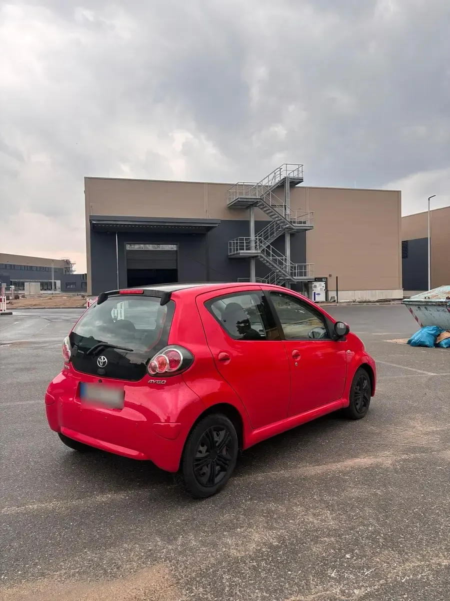 Gebraucht Toyota Aygo 68 PS (50 kW) 2013 Rot Kleinwagen