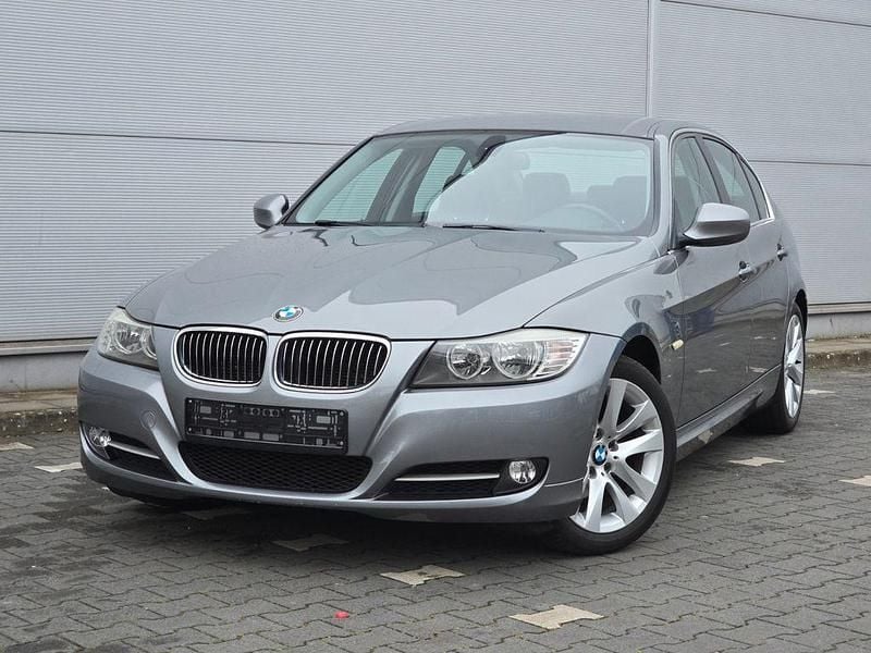 Gebraucht BMW 318 Comfort Edition 143 PS (105 kW) 2011 Grau Limousine