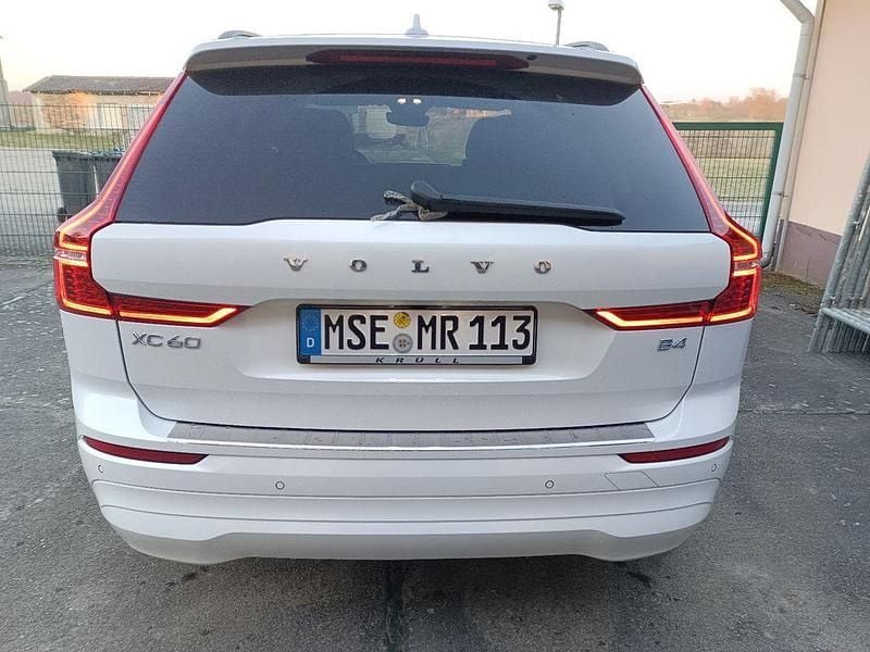 Weiß Gebraucht 2022 Volvo XC60 Momentum SUV | 34.500 € (Superpreis) - Bild 1/4