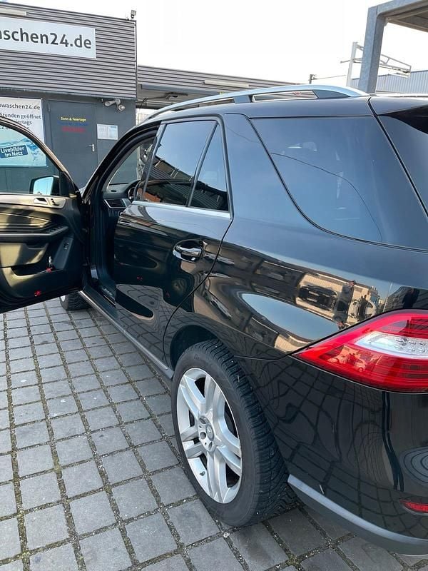 Second-hand Mercedes ML350 258 CP (189 kW) 2012 Negru SUV
