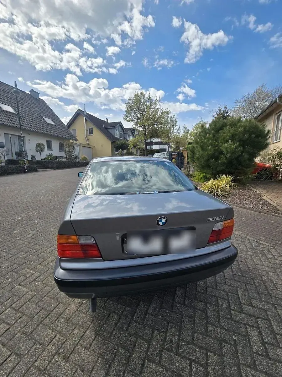 Gebraucht BMW 316 99 PS (72 kW) 1993 Grau Limousine
