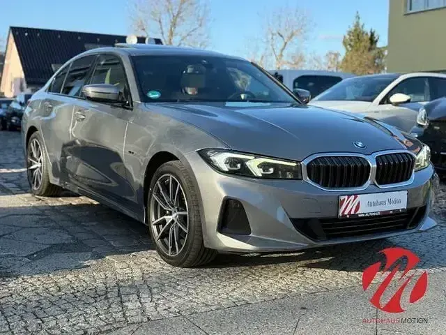 Gebraucht BMW 330e Sport Line 292 PS (214 kW) 2022 Skyscraper grau metallic Limousine