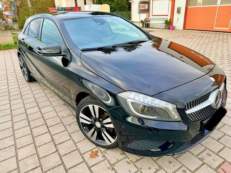 Schwarz Gebraucht 2014 Mercedes A180 Limousine | 12.300 € (Superpreis) - Bild 1/4