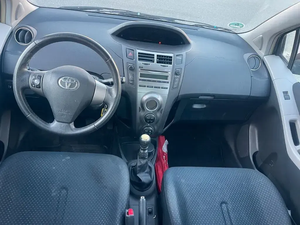 Gebraucht Toyota Yaris Life 90 PS (66 kW) 2010 Grau Kleinwagen
