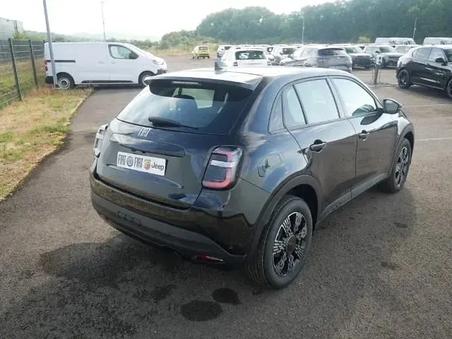Neu Fiat 600 Icon 101 PS (74 kW) 2026 Cinema schwarz SUV