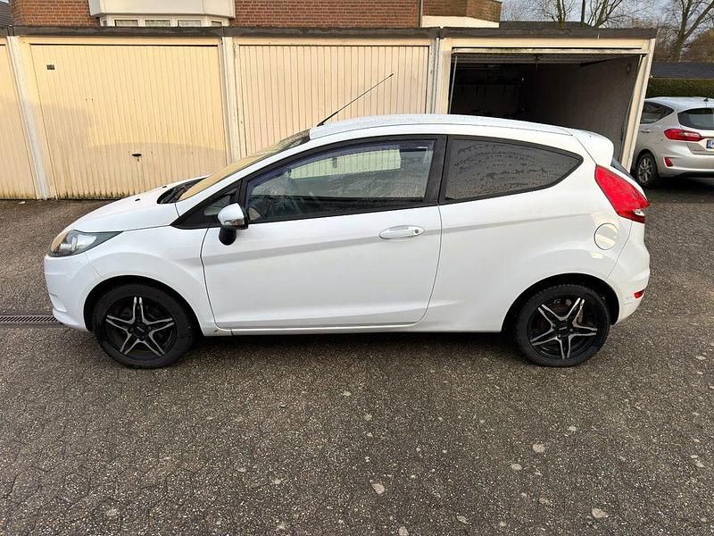 Gebraucht Ford Fiesta 60 PS (44 kW) 2010 Weiß Kleinwagen