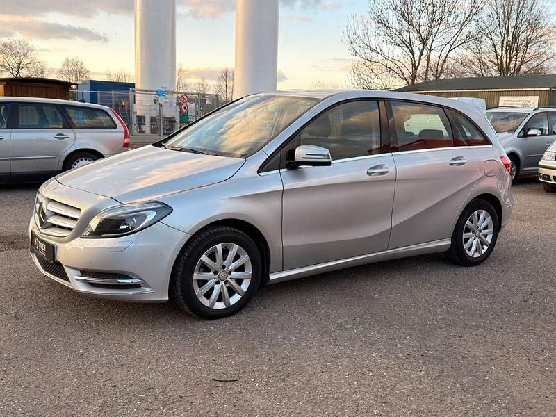 Gebraucht Mercedes B180 122 PS (89 kW) 2013 Silber Van / Kleinbus
