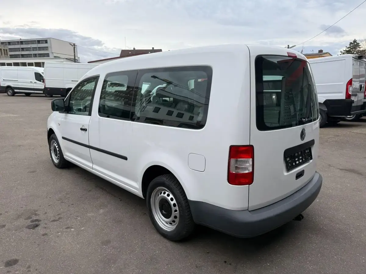 Second-hand VW Caddy Maxi 105 CP (77 kW) 2010 Alb Monovolum