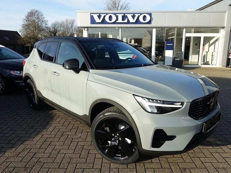 Neu Volvo XC40 163 PS (119 kW) 2025 Grau SUV
